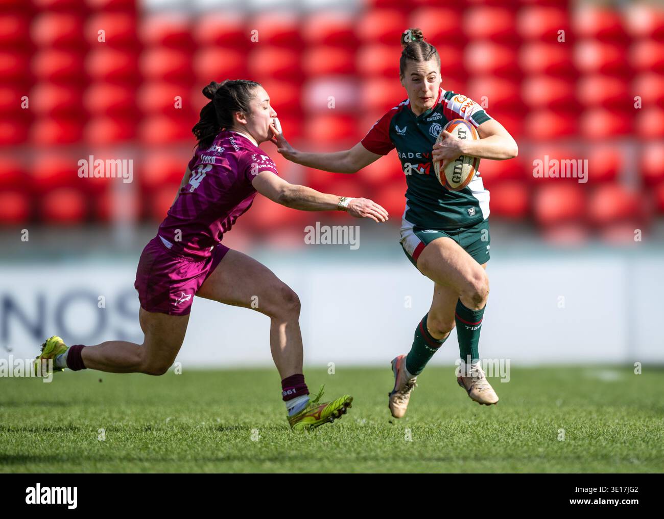 Giocatrice femminile dei Leicester Tigers Karolina Kacirkova (verde) che gioca contro i sale Sharks (viola) nella partita di campionato PWR a Leicestershire. Foto Stock