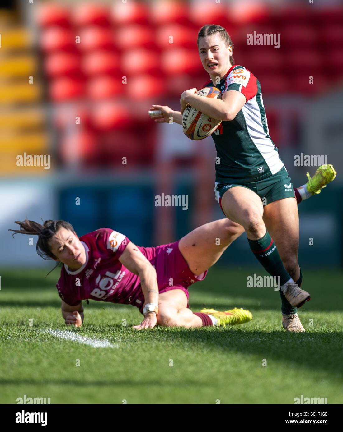 Giocatrice femminile dei Leicester Tigers Karolina Kacirkova (verde) che gioca contro i sale Sharks (viola) nella partita di campionato PWR a Leicestershire. Foto Stock