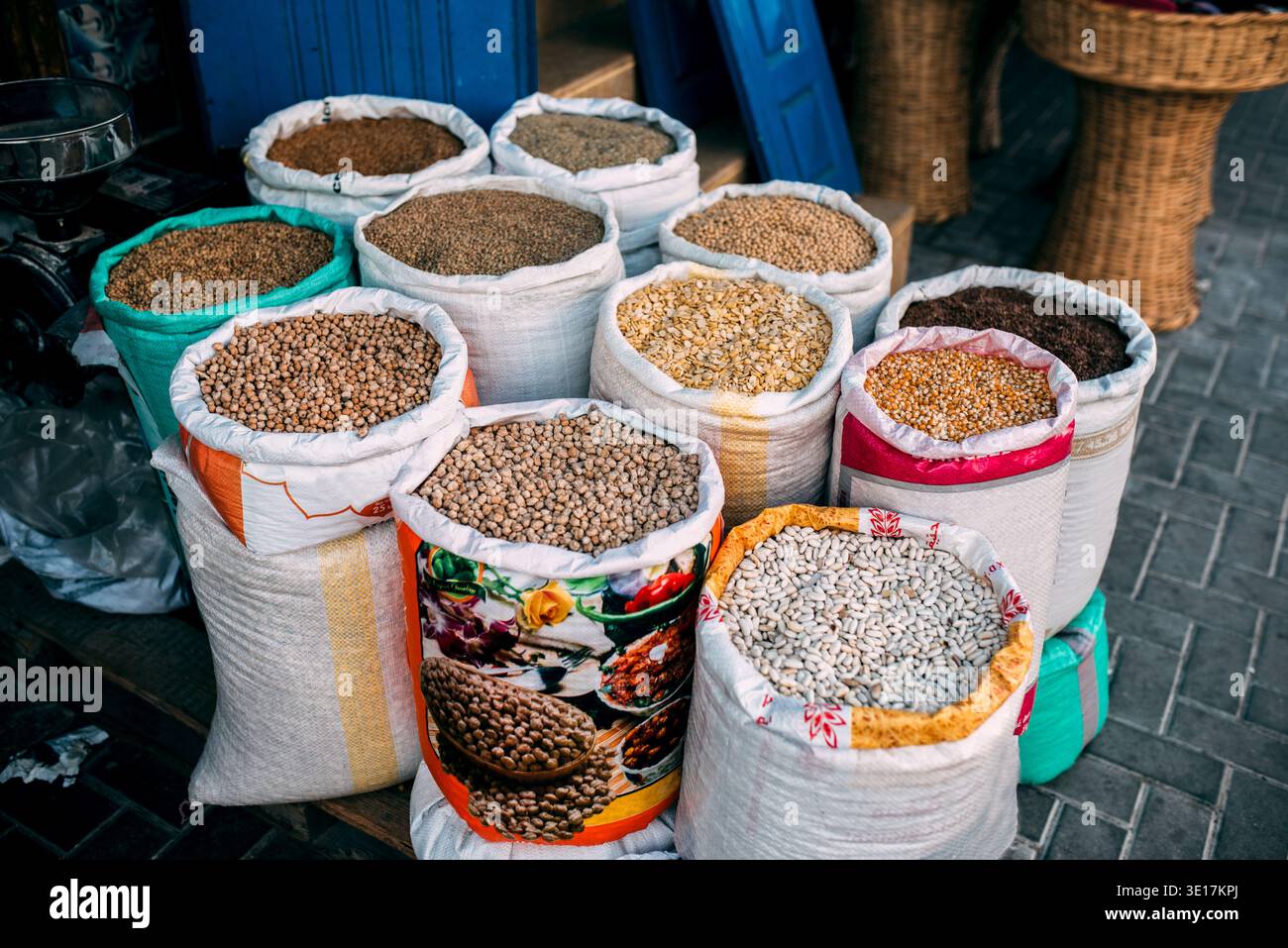 Una vivace esposizione di vari fagioli in sacchi aperti in un vivace mercato di strada a Marrakech, Marocco, che cattura l'essenza della cultura locale e del commercio del du Foto Stock