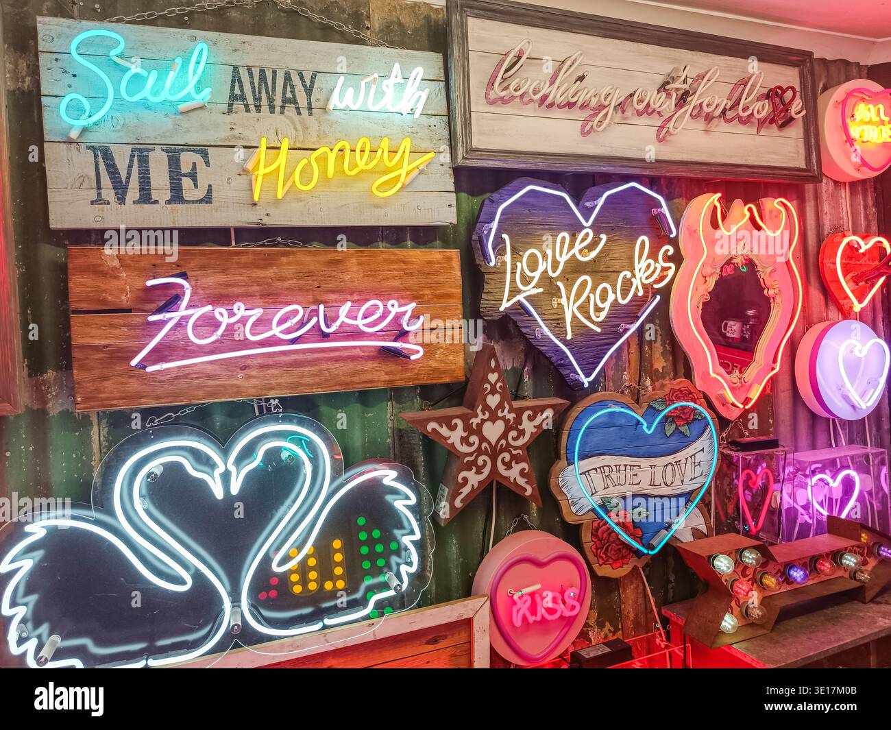 Collezione di colorate luci al neon al London God's Own Junkyard. Londra, Regno Unito, 23 giugno 2024 Foto Stock