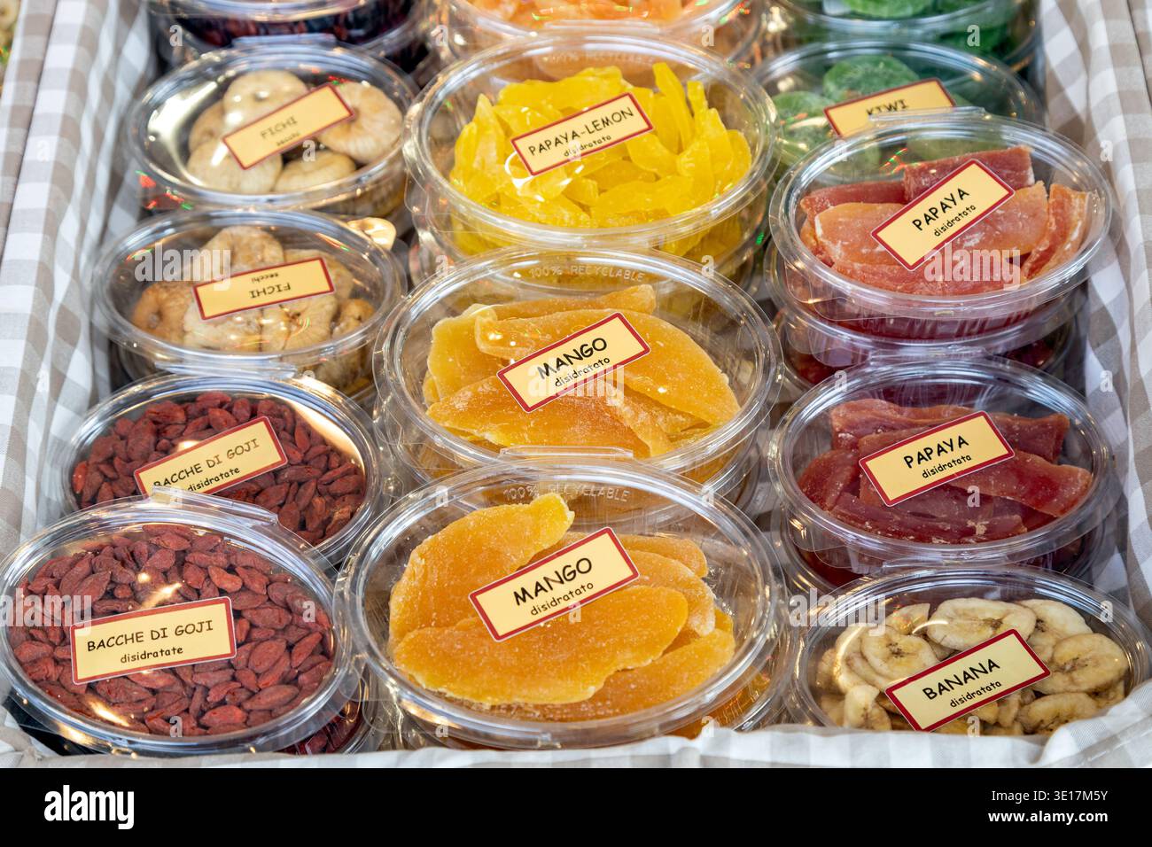 Assortimento di frutta secca confezionata, tra cui mango, papaya, banana, fichi e bacche di goji, in un mercato locale in Italia Foto Stock