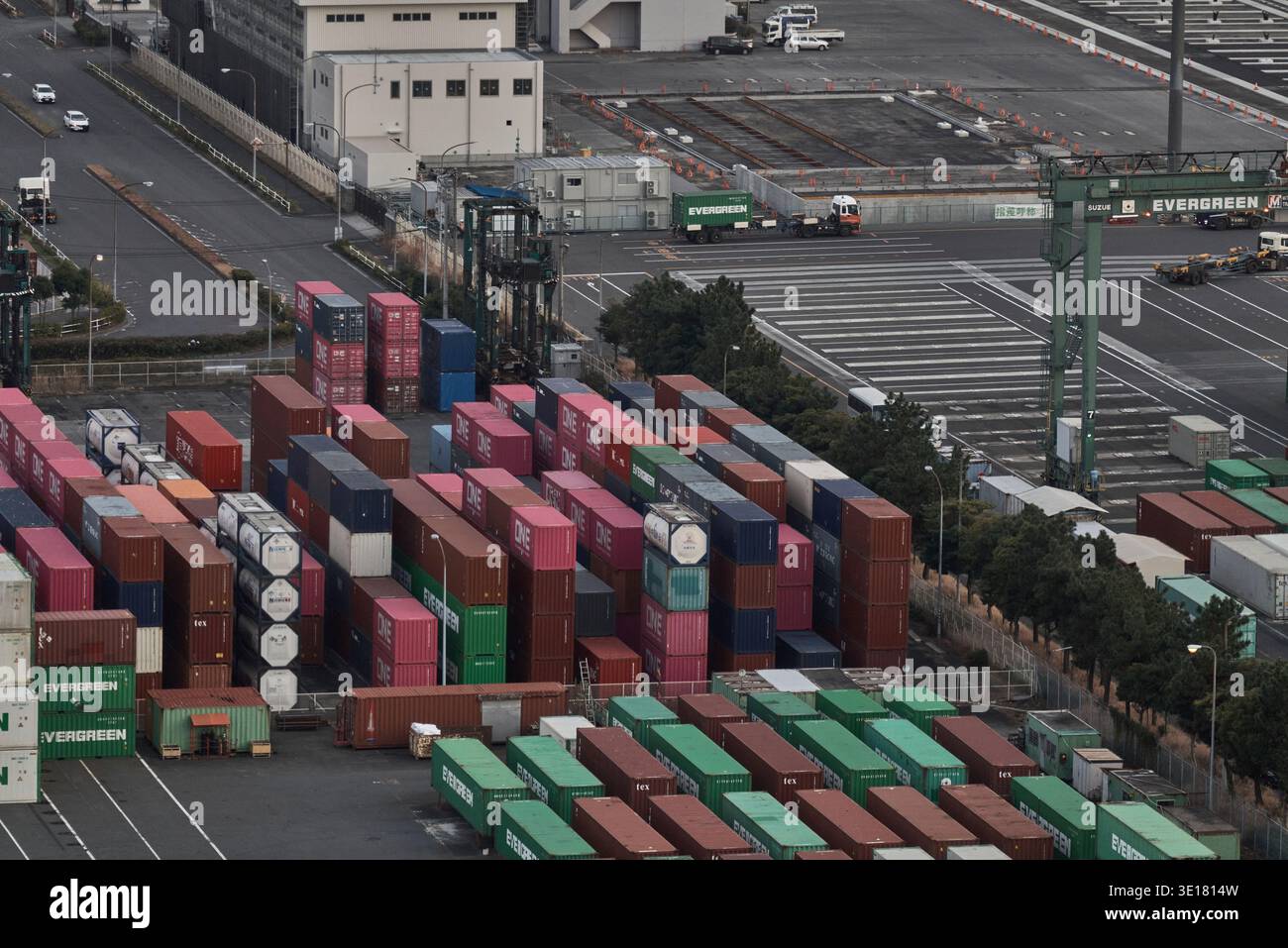 Porto container e gru portuali visti dall'alto al tramonto. Foto Stock