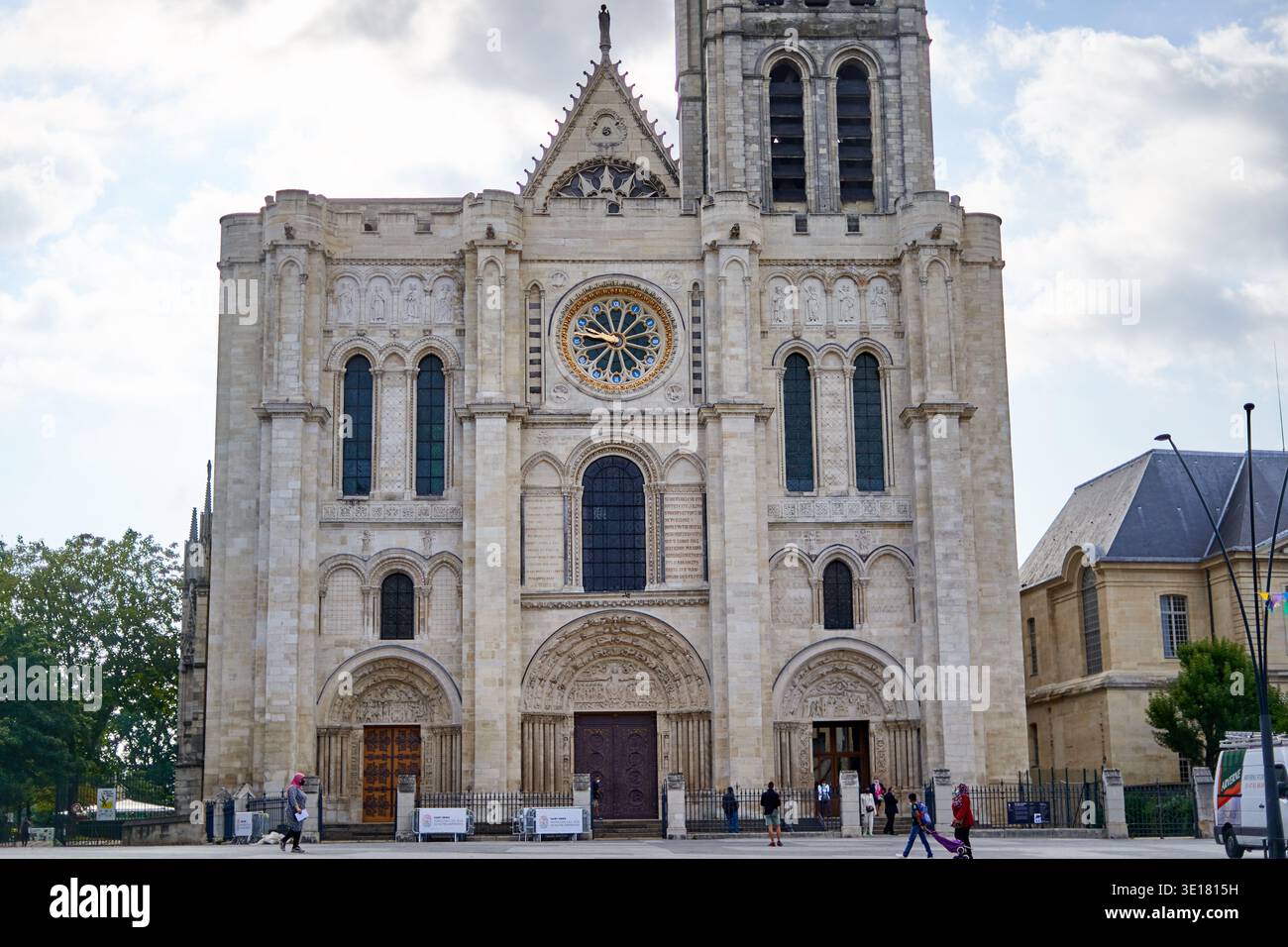 Facciata ovest della Basilica di Saint-Denis, cattedrale gotica di Parigi con portali ornati, rosone e dettagli architettonici Foto Stock