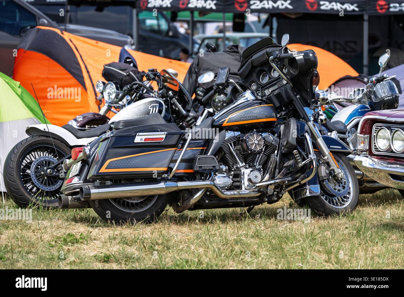 FINOWFURT, GERMANIA - 28 GIUGNO 2025: Moto da turismo parcheggiata, Harley-Davidson. Roadrunner's Paradise Race 61 Festival. Foto Stock