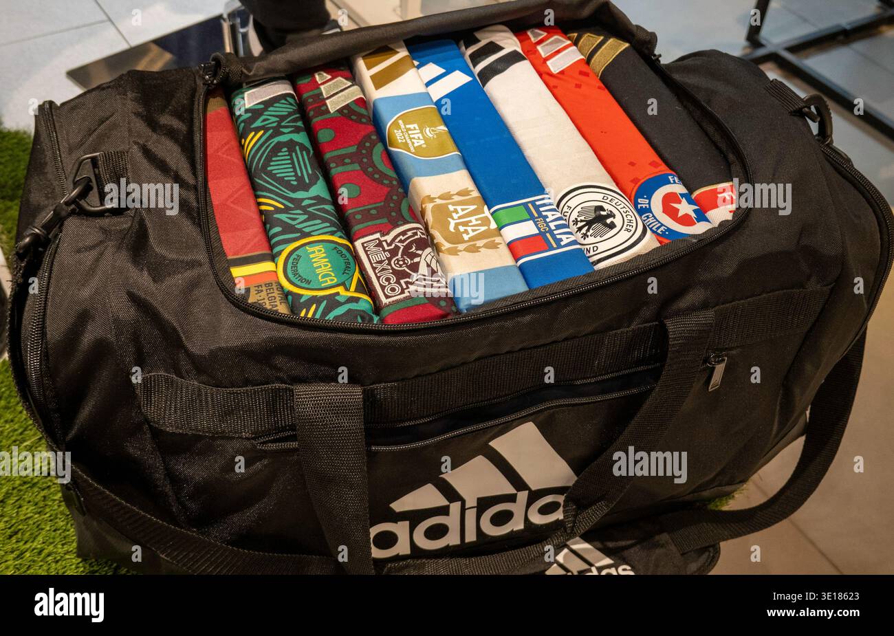 Articoli sportivi di marca in vendita nel flagship store di Macy's, 2026, New York City, Stati Uniti Foto Stock