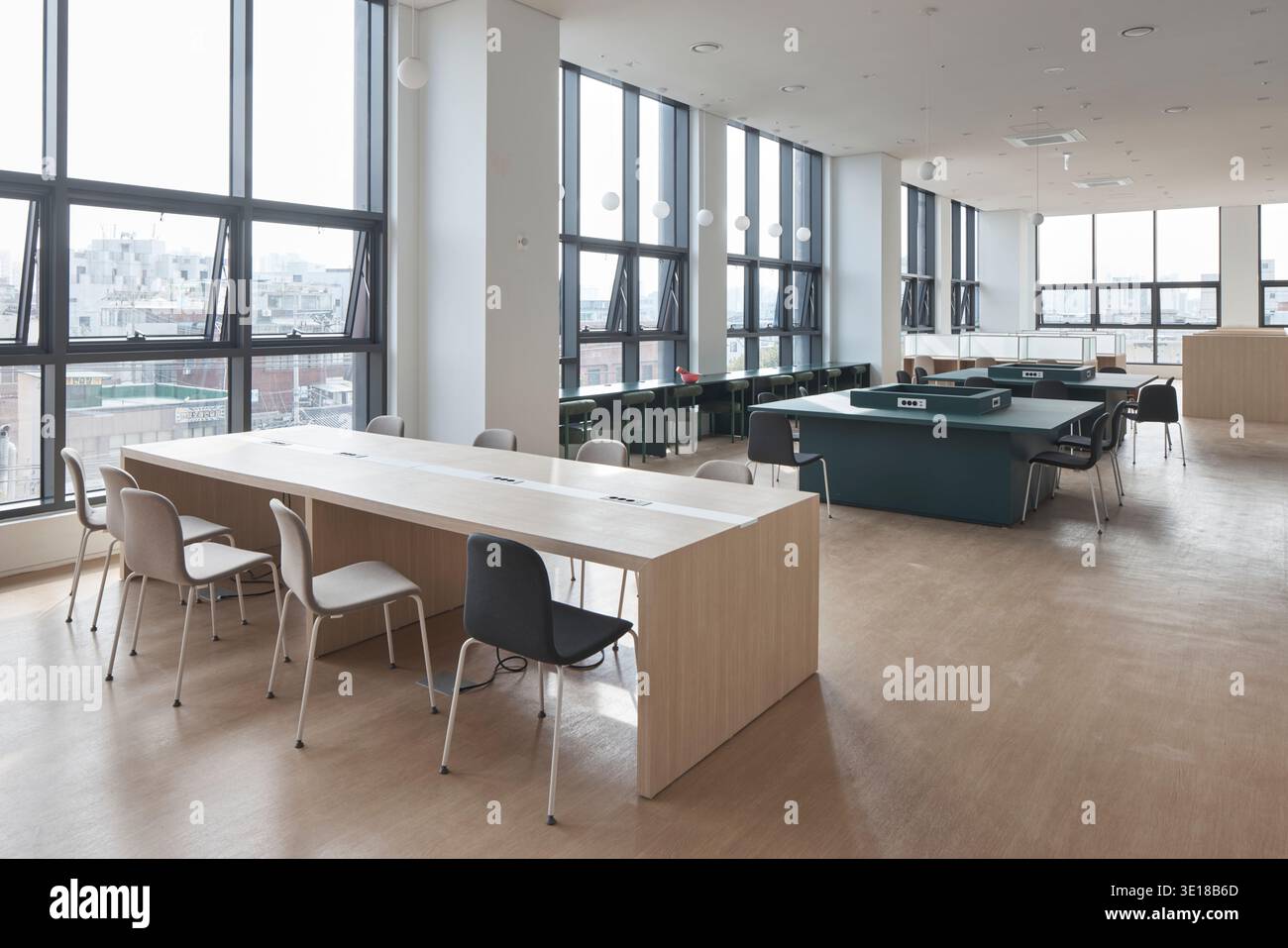 Sala giochi con tavoli da biliardo, cabine studio e ampie vedute della città. Foto Stock