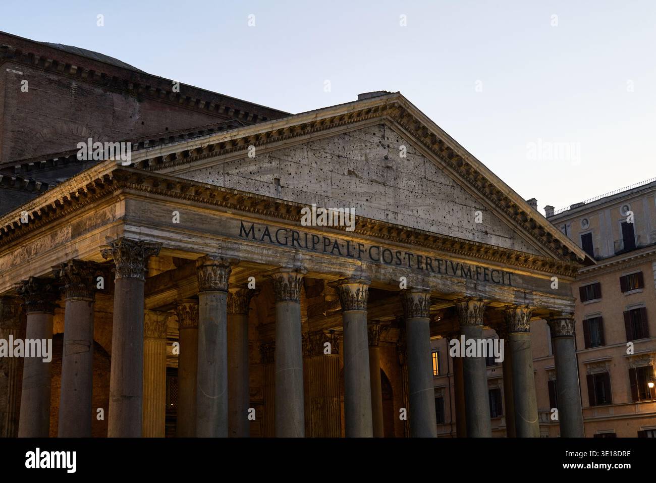 La facciata del Pantheon a Roma con il suo portico classico e le colonne. Foto Stock