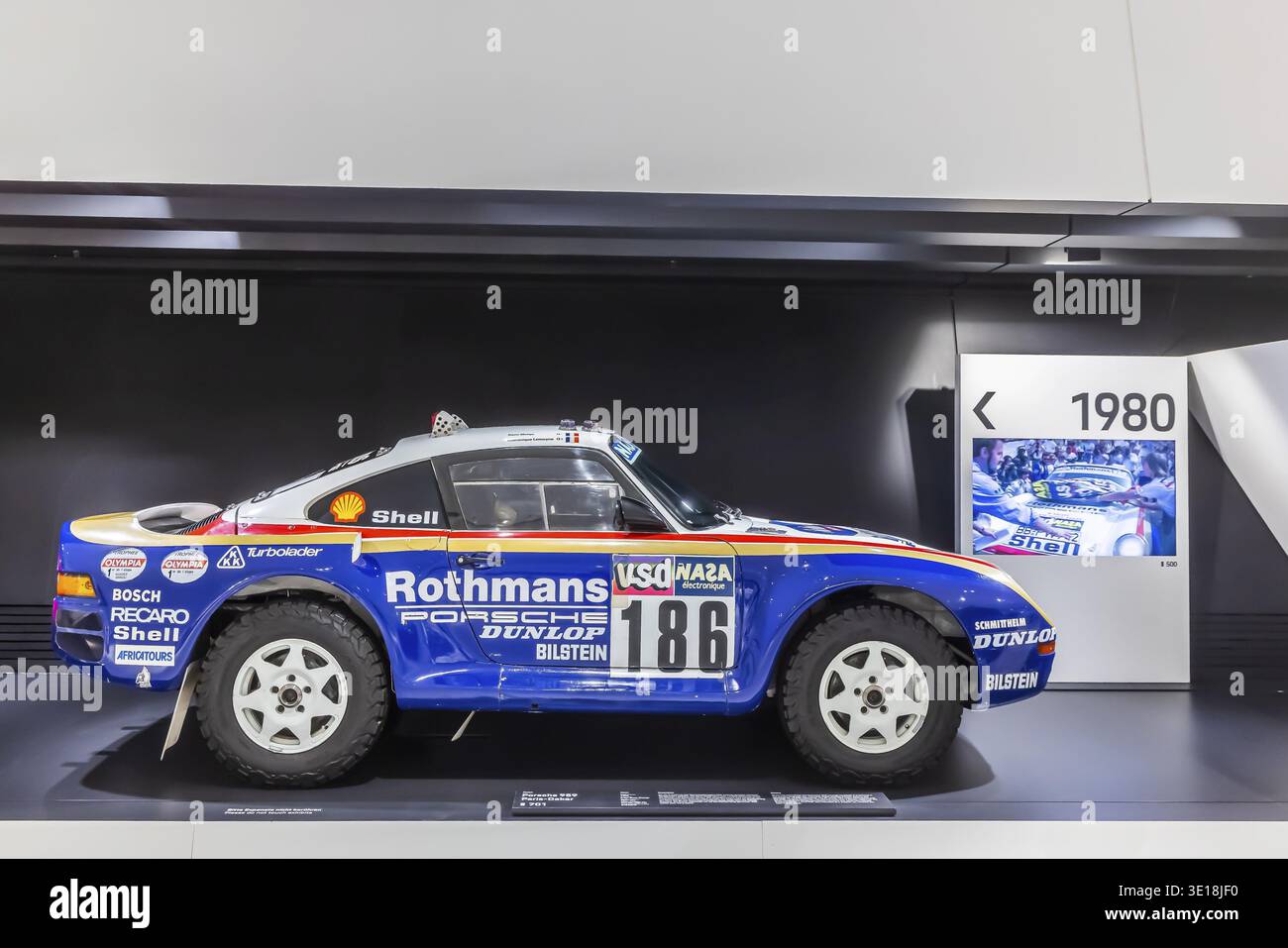 Porsche Museum Stuttgart-Zuffenhausen. Porsche 959 Paris-Dakar costruita nel 1986. Il museo automobilistico del Dr. Ing. h.c. F. Porsche AG mostra le auto da corsa a. Foto Stock