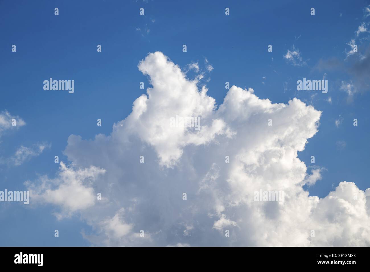 Cielo blu bianco, nuvole e bel tempo, immagine icona Foto Stock