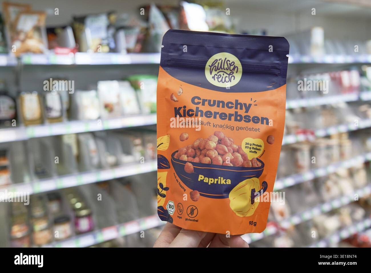 Sacchetto con ceci e peperoni croccanti, confezione blu arancio nel supermercato, Rossmann, biologico, ENER Bio, ripiano biologico, compra, compra, produce Foto Stock