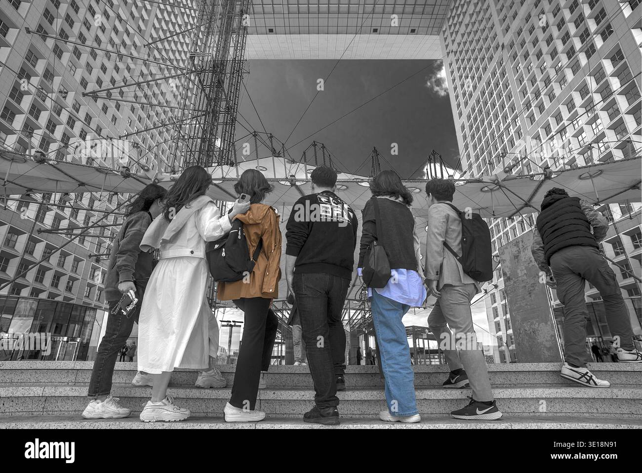 I turisti scattano una foto ricordo nel Grand Arche, la Defence, nel nuovo quartiere della città alta, bianco e nero, Parigi, Francia Foto Stock
