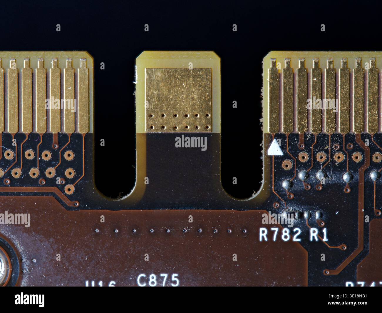 Dettagli macro del connettore SLI placcato oro su una scheda grafica vintage Foto Stock