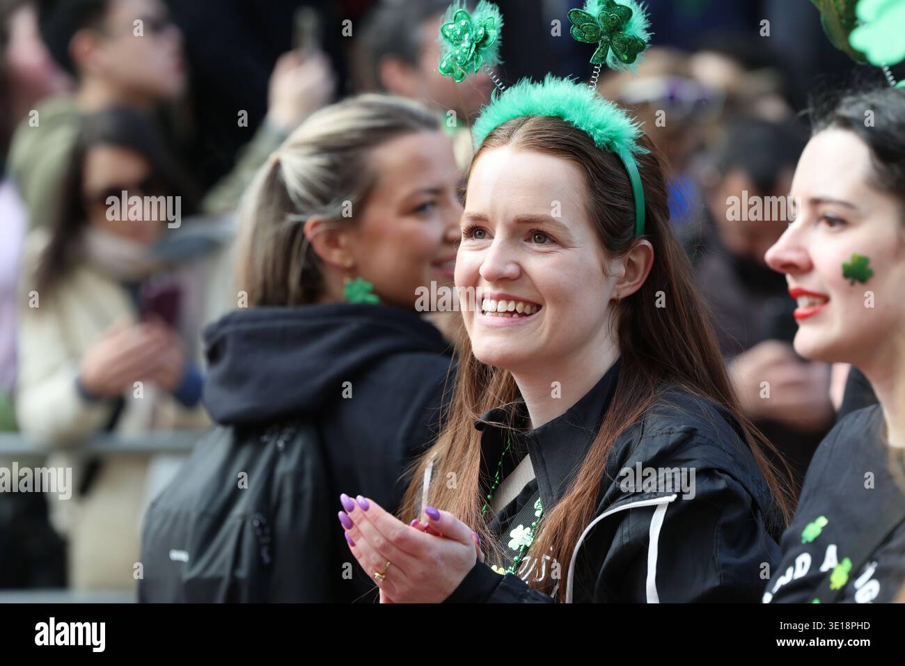 Londra, Regno Unito. 15 marzo 2026. La parata annuale del giorno di San Patrizio del sindaco di Londra si svolgeva per le strade del centro di Londra da Piccadilly a Trafalgar Square, guidata dal Grand Marshal Emma Dabiri, scrittrice e emittente televisiva irlandese. E' sempre una bella follia, molte delle folle vestite con abbigliamento irlandese. Credito : Monica Wells/Alamy Live News Foto Stock