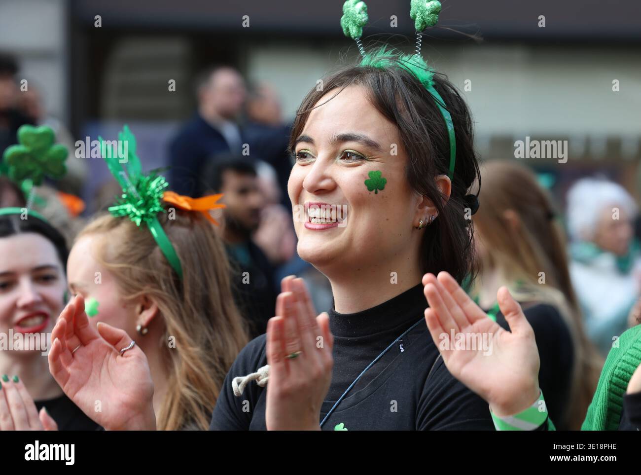 Londra, Regno Unito. 15 marzo 2026. La parata annuale del giorno di San Patrizio del sindaco di Londra si svolgeva per le strade del centro di Londra da Piccadilly a Trafalgar Square, guidata dal Grand Marshal Emma Dabiri, scrittrice e emittente televisiva irlandese. E' sempre una bella follia, molte delle folle vestite con abbigliamento irlandese. Credito : Monica Wells/Alamy Live News Foto Stock