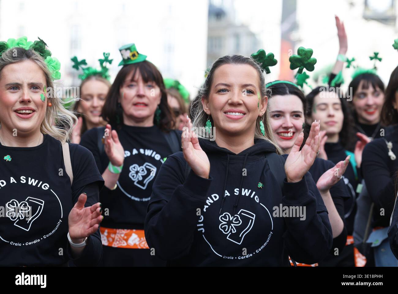 Londra, Regno Unito. 15 marzo 2026. La parata annuale del giorno di San Patrizio del sindaco di Londra si svolgeva per le strade del centro di Londra da Piccadilly a Trafalgar Square, guidata dal Grand Marshal Emma Dabiri, scrittrice e emittente televisiva irlandese. E' sempre una bella follia, molte delle folle vestite con abbigliamento irlandese. Credito : Monica Wells/Alamy Live News Foto Stock