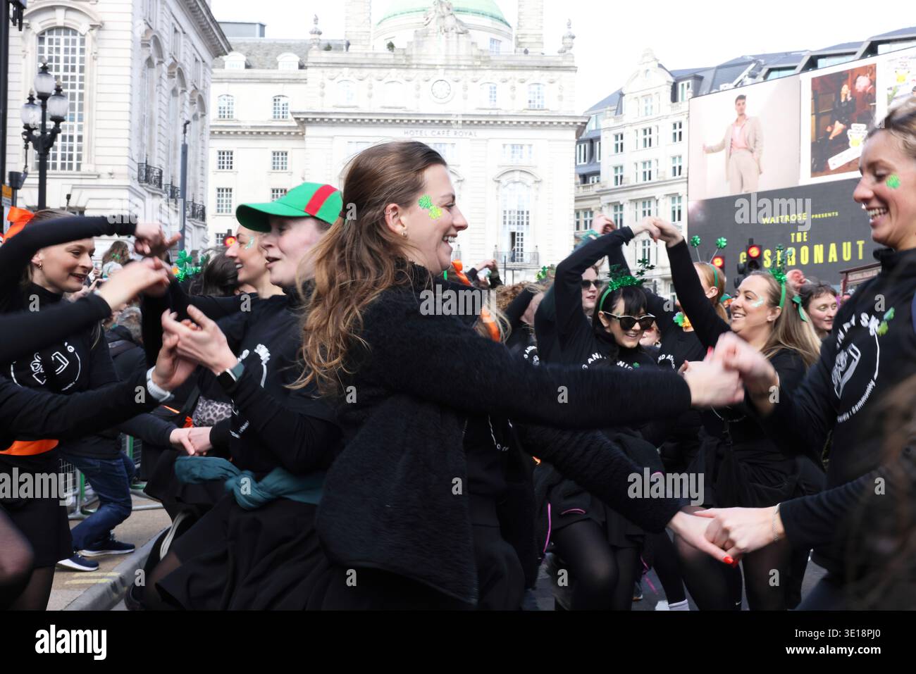 Londra, Regno Unito. 15 marzo 2026. La parata annuale del giorno di San Patrizio del sindaco di Londra si svolgeva per le strade del centro di Londra da Piccadilly a Trafalgar Square, guidata dal Grand Marshal Emma Dabiri, scrittrice e emittente televisiva irlandese. E' sempre una bella follia, molte delle folle vestite con abbigliamento irlandese. Credito : Monica Wells/Alamy Live News Foto Stock