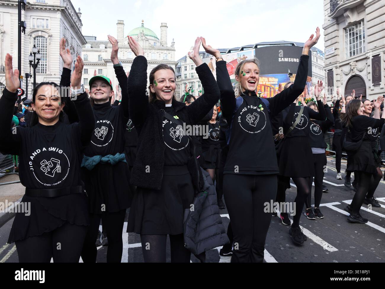 Londra, Regno Unito. 15 marzo 2026. La parata annuale del giorno di San Patrizio del sindaco di Londra si svolgeva per le strade del centro di Londra da Piccadilly a Trafalgar Square, guidata dal Grand Marshal Emma Dabiri, scrittrice e emittente televisiva irlandese. E' sempre una bella follia, molte delle folle vestite con abbigliamento irlandese. Credito : Monica Wells/Alamy Live News Foto Stock