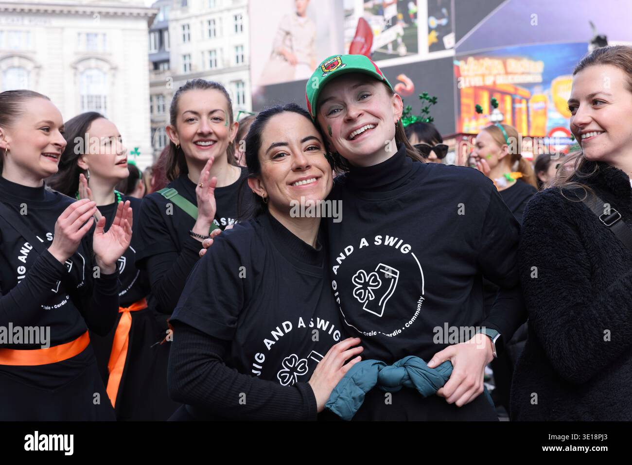 Londra, Regno Unito. 15 marzo 2026. La parata annuale del giorno di San Patrizio del sindaco di Londra si svolgeva per le strade del centro di Londra da Piccadilly a Trafalgar Square, guidata dal Grand Marshal Emma Dabiri, scrittrice e emittente televisiva irlandese. E' sempre una bella follia, molte delle folle vestite con abbigliamento irlandese. Credito : Monica Wells/Alamy Live News Foto Stock