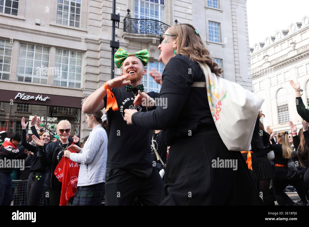 Londra, Regno Unito. 15 marzo 2026. La parata annuale del giorno di San Patrizio del sindaco di Londra si svolgeva per le strade del centro di Londra da Piccadilly a Trafalgar Square, guidata dal Grand Marshal Emma Dabiri, scrittrice e emittente televisiva irlandese. E' sempre una bella follia, molte delle folle vestite con abbigliamento irlandese. Credito : Monica Wells/Alamy Live News Foto Stock