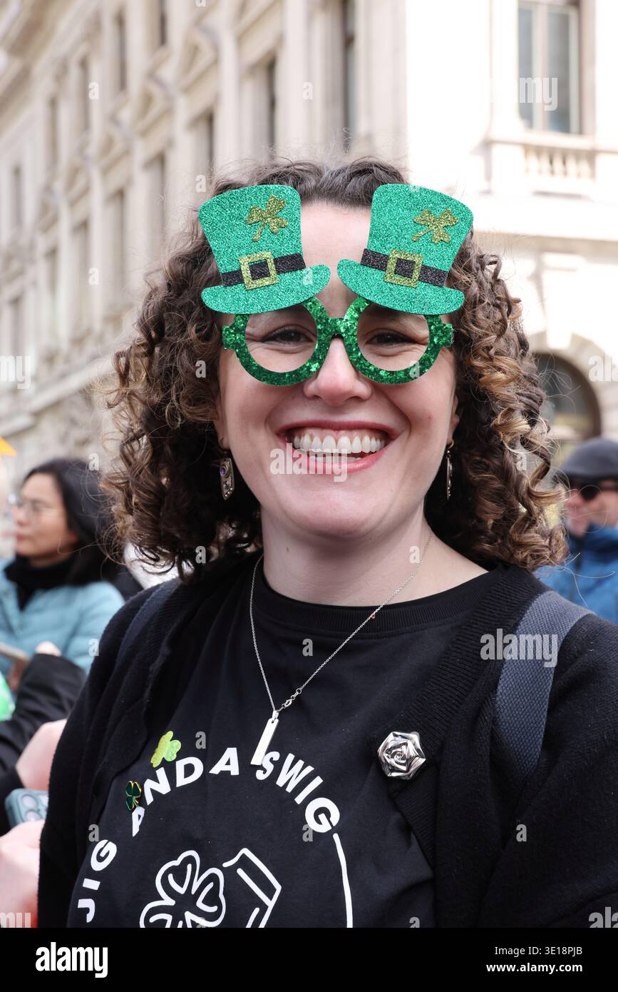 Londra, Regno Unito. 15 marzo 2026. La parata annuale del giorno di San Patrizio del sindaco di Londra si svolgeva per le strade del centro di Londra da Piccadilly a Trafalgar Square, guidata dal Grand Marshal Emma Dabiri, scrittrice e emittente televisiva irlandese. E' sempre una bella follia, molte delle folle vestite con abbigliamento irlandese. Credito : Monica Wells/Alamy Live News Foto Stock
