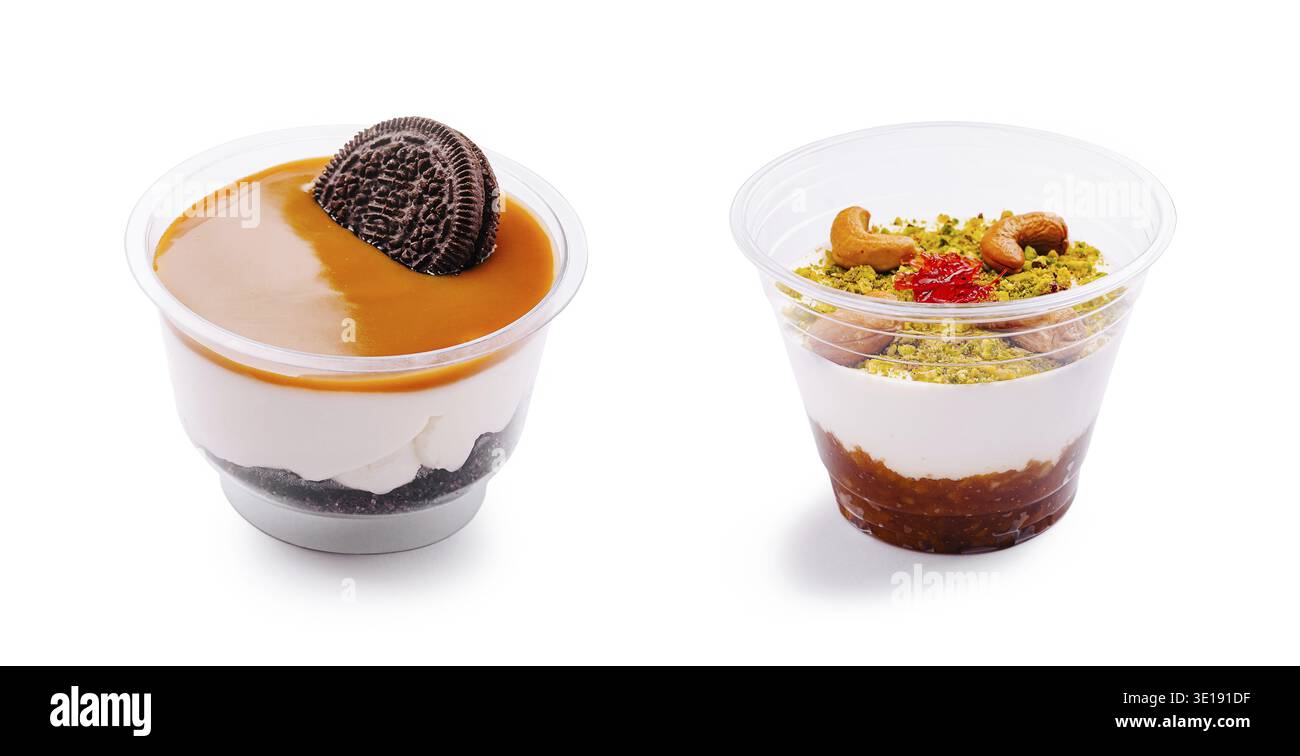 Deliziosi dessert presentati in bicchieri di plastica trasparente mostrano strati di texture cremose. Una tazza è condita con un biscotto Oreo e salsa al caramello, mentre Foto Stock