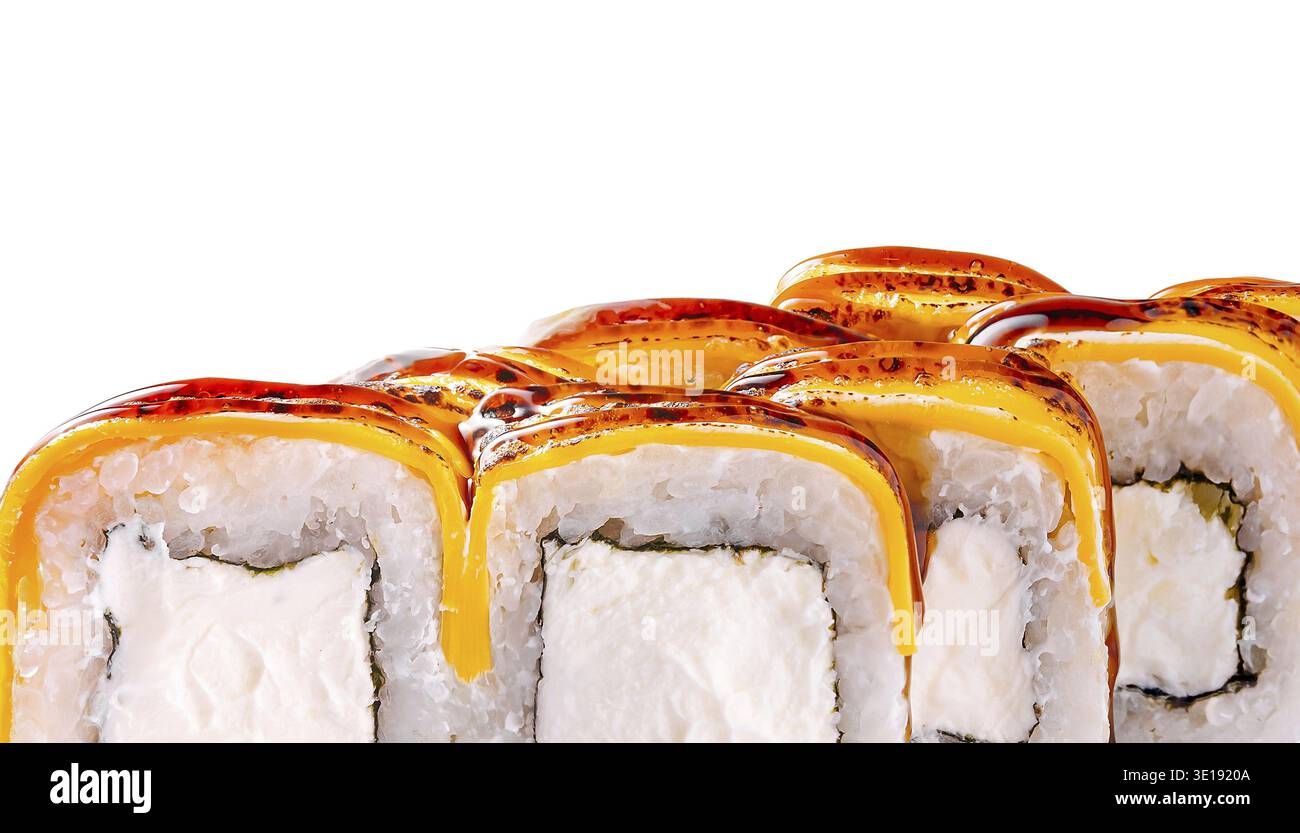 Quattro sushi Rolls con riso morbido e ripieno ricco sono perfettamente placcati. Una salsa lucida gocciola sulla parte superiore, esaltandone l'appetitoso fascino Foto Stock