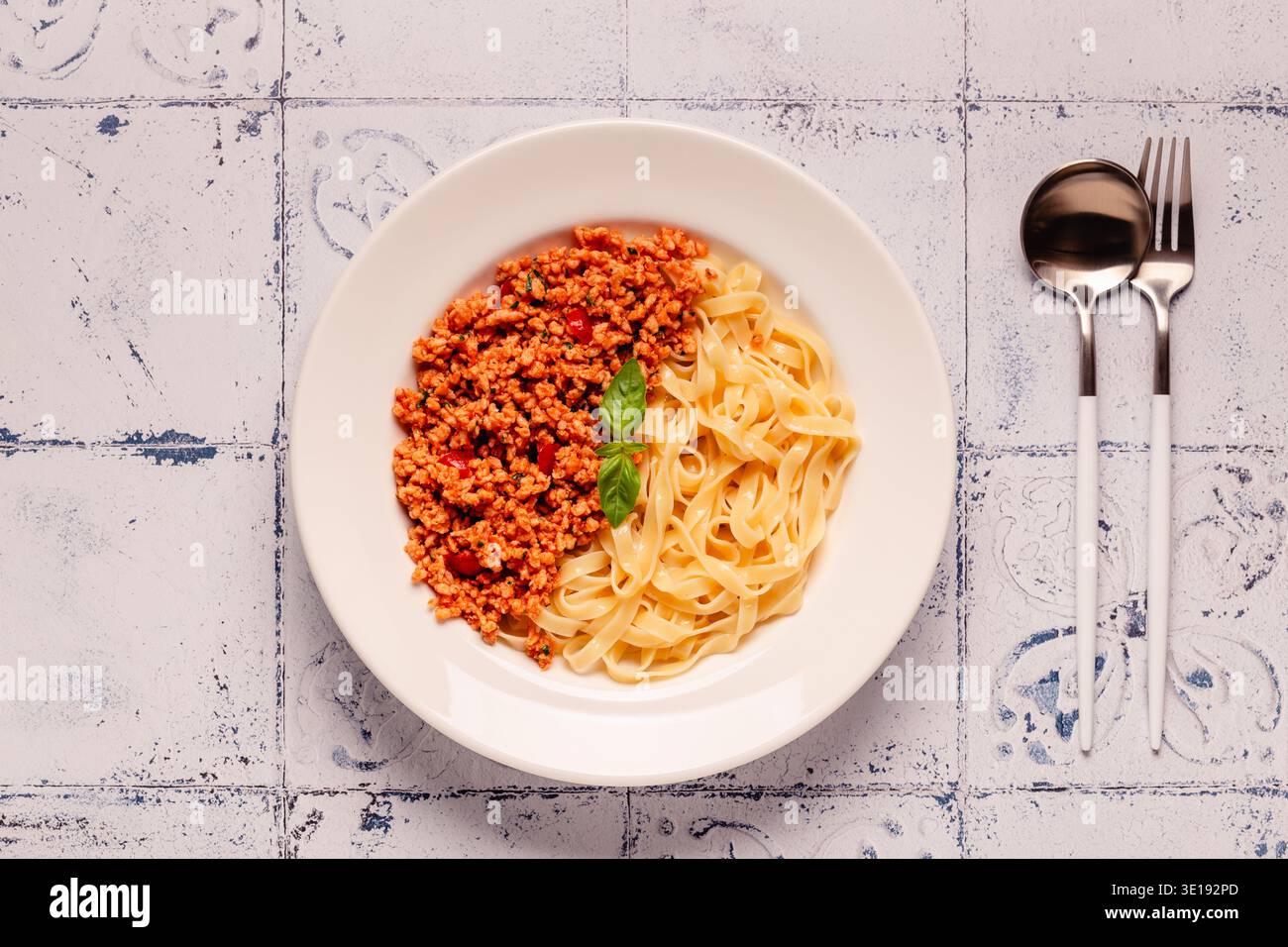 Pasta vegana alla bolognese con carne macinata a base vegetale, vista dall'alto. Foto Stock