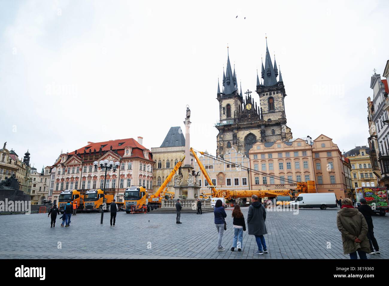 Praga, Repubblica Ceca - marzo 2026: Gru e operai smantellano la colonna mariana in Piazza della città Vecchia vicino alla Chiesa di nostra Signora prima di Tyn. Foto Stock