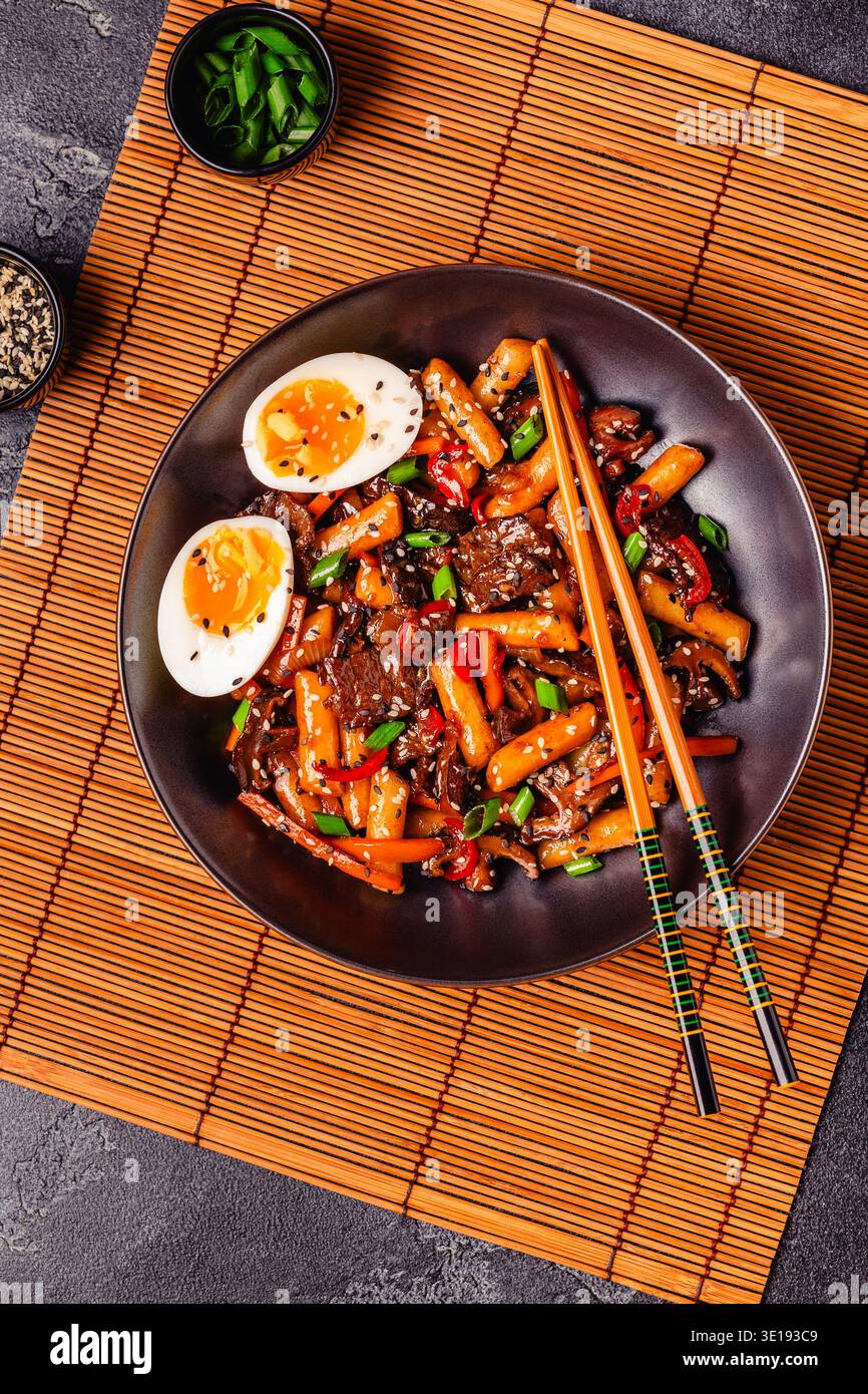 Tteokbokki, torta di riso fritta piccante con manzo e verdure. Foto Stock