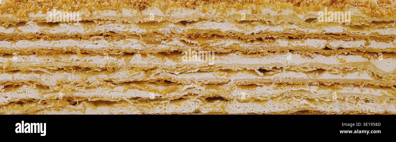 La deliziosa torta napoleone a più strati mostra la sua incredibile consistenza Foto Stock