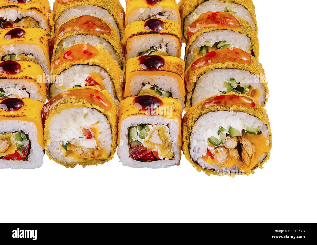 Sushi set con diversi tipi di sushi roll ricoperti di salsa e semi di sesamo su sfondo bianco Foto Stock