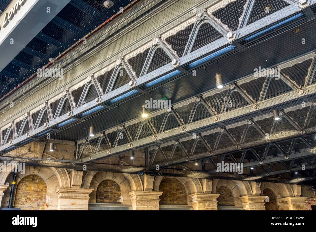 La parte inferiore del ponte fuori dalla stazione di London Bridge mostra i primi esempi di travi Warren con corde in ferro battuto e telai triangolari in ghisa. Foto Stock