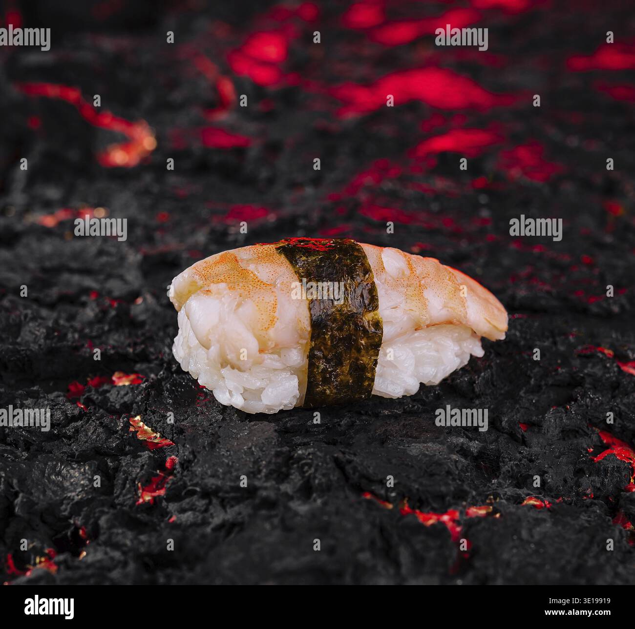 Squisito sushi gourmet servito su una roccia vulcanica frizzante. Sfoggia l'elegante fusione di cucina tradizionale giapponese con un tocco moderno Foto Stock