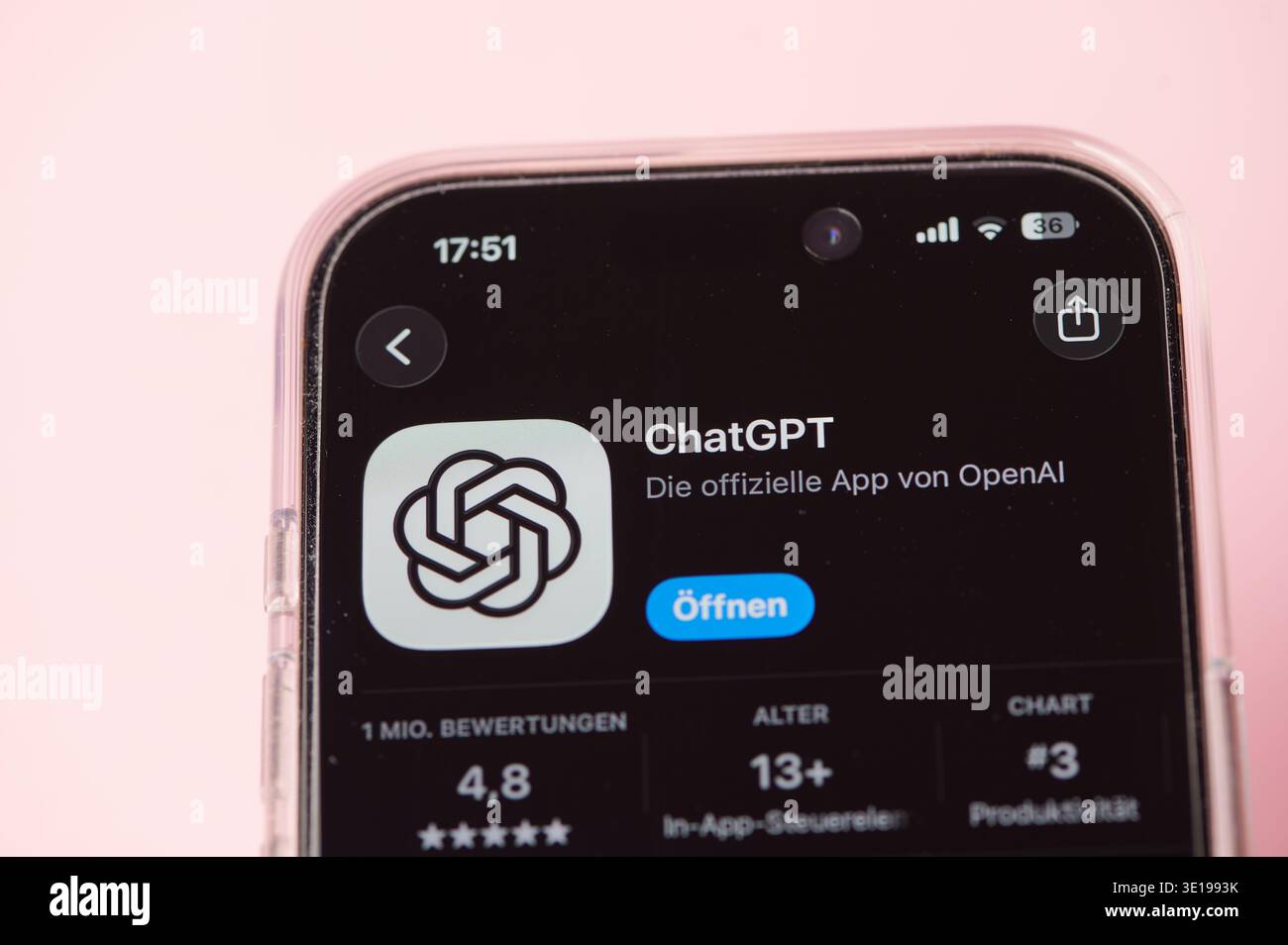 Magonza, Germania - 4 marzo 2026: L'utente sta visualizzando l'app ChatGPT sul display di uno smartphone in tedesco. Foto Stock