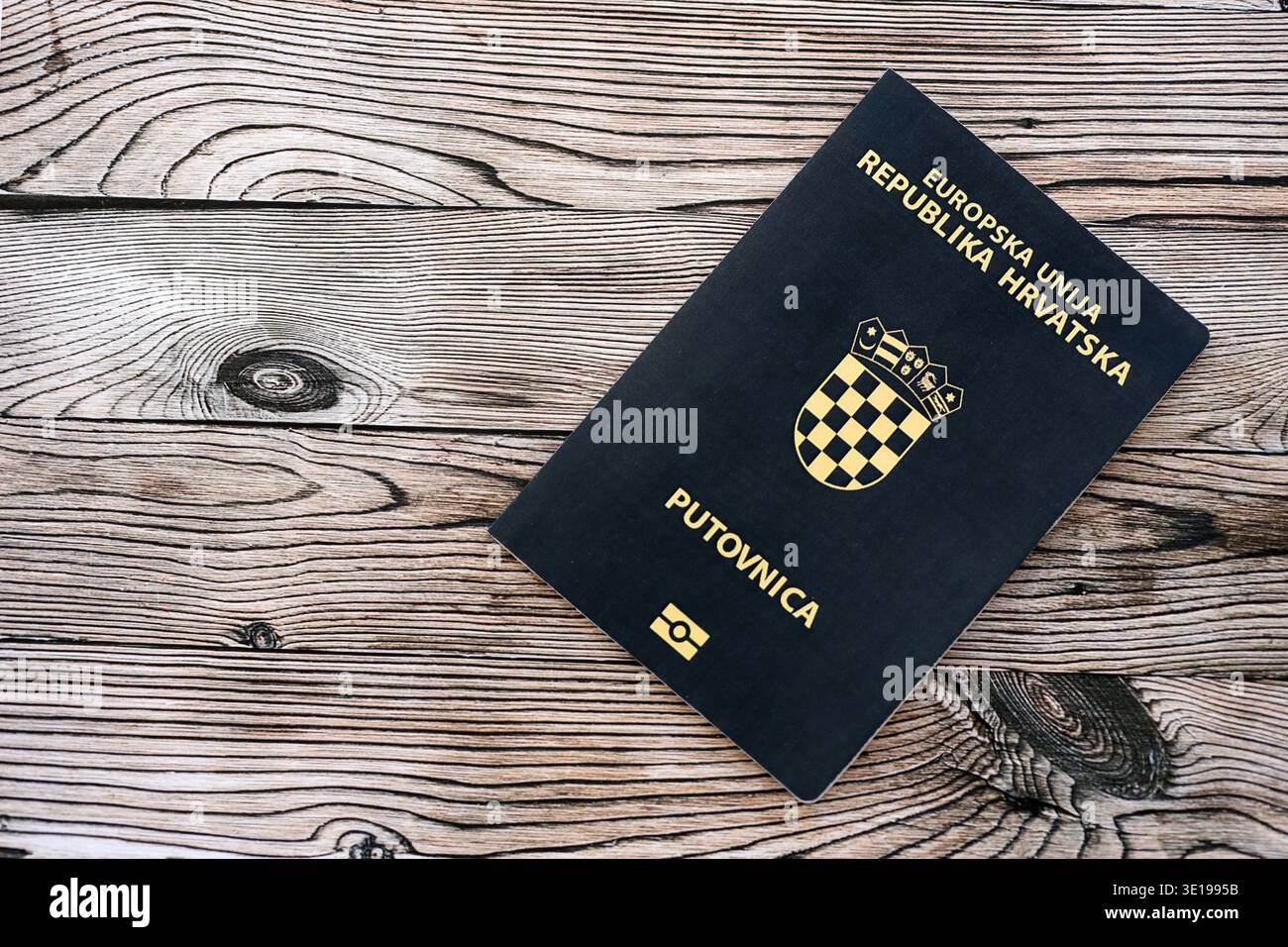 Passaporto croato sul tavolo da vicino. Libro ufficiale dei documenti di identificazione per i cittadini della Croazia. Concetto di viaggio e turismo in Croazia Foto Stock