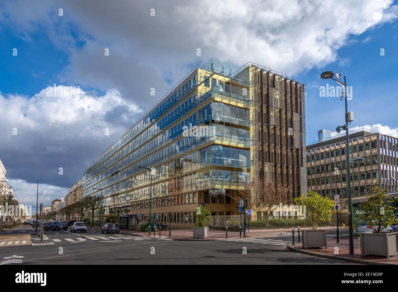 Vista esterna dell'edificio che ospita la sede centrale di Météo-France e dell'IGN (Istituto nazionale di informazione geografica e forestale) Foto Stock