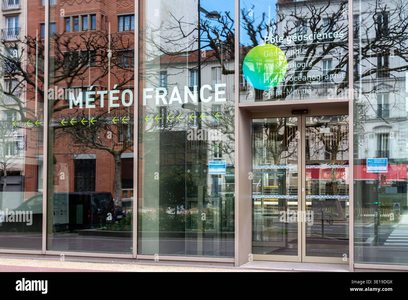 Ingresso all'edificio che ospita la sede centrale di Météo-France. Météo-France è l'amministrazione meteorologica e climatologica francese Foto Stock