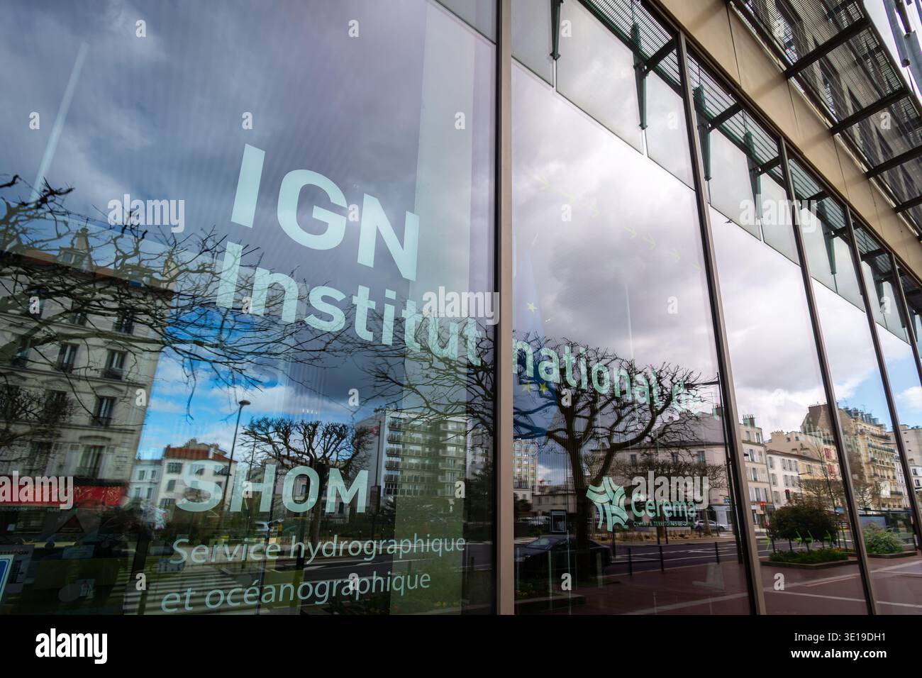 Vista esterna dell'edificio che ospita la sede dell'IGN (Istituto nazionale di informazione geografica e forestale), Saint-Mandé, Francia Foto Stock