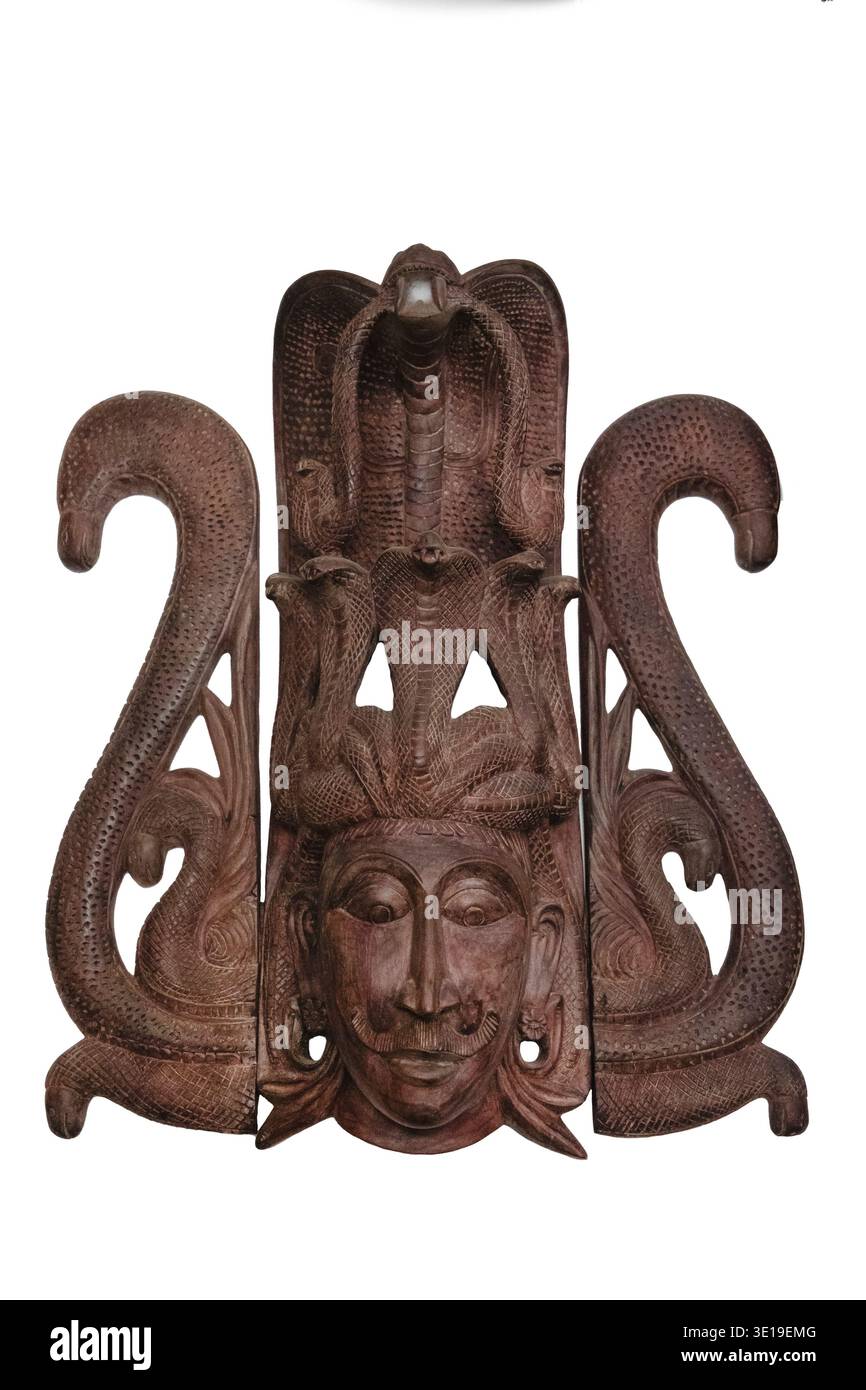 Kalutara, Sri Lanka 09 febbraio 2023. Artigianato tradizionale del legno dello Sri Lanka piccolo laboratorio privato per la produzione di souvenir fatti a mano dal legno. traditiona Foto Stock