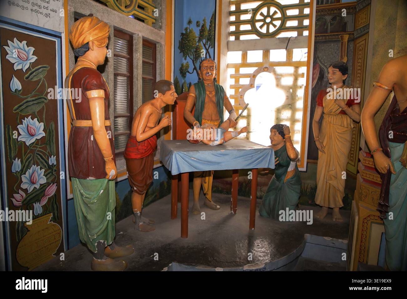 Balapitya Purana Viharay, Sri Lanka. 07. 02. 2023 interni del tempio di Sri Pushparama. Figure raffiguranti l'intera storia del Buddha, a partire dalla nascita. alabast Foto Stock