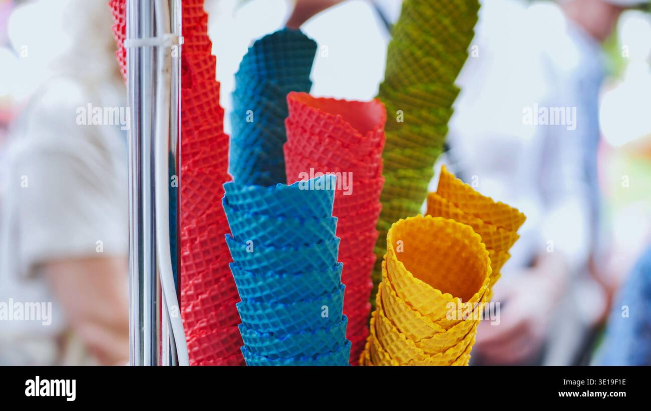 Pile di vivaci coni di waffle che vendono rinfrescanti dessert estivi all'aperto Foto Stock