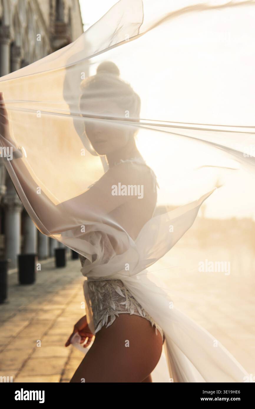 Ritratto di giovane donna con bel vestito bianco Foto Stock
