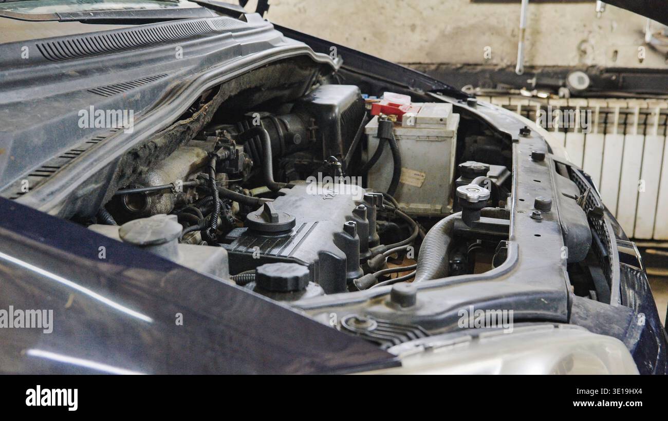 Mosca, Russia - 25 febbraio 2025: Motore Hyundai che mostra tutti i componenti meccanici sotto il cofano Foto Stock
