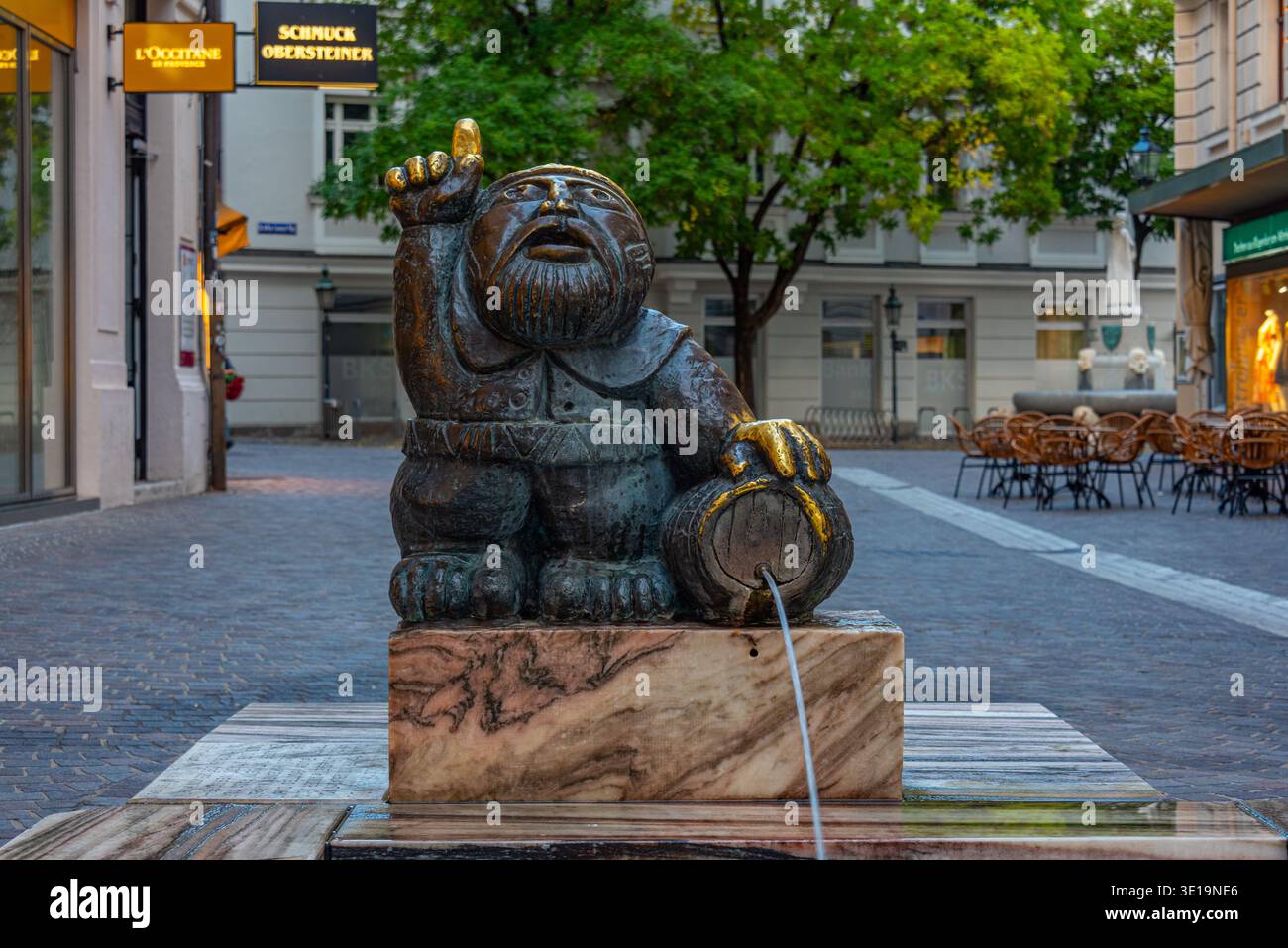 Klagenfurt, Austria, 20 agosto 2025: Statua di Wortherseemandl a Klagenfurt, Austria. IMMAGINE Foto Stock