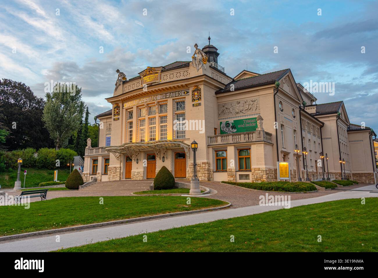 Klagenfurt, Austria, 20 agosto 2025: Vista al tramonto del teatro cittadino di Klagenfurt, Austria. IMMAGINE Foto Stock