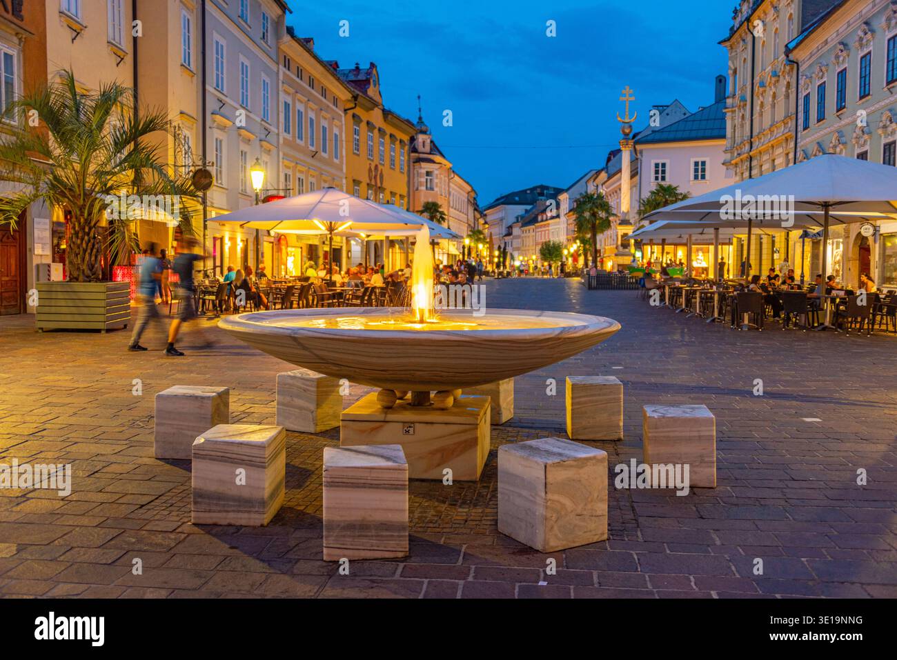 Klagenfurt, Austria, 20 agosto 2025: Vista al tramonto della vecchia piazza di Klagenfurt, Austria. IMMAGINE Foto Stock