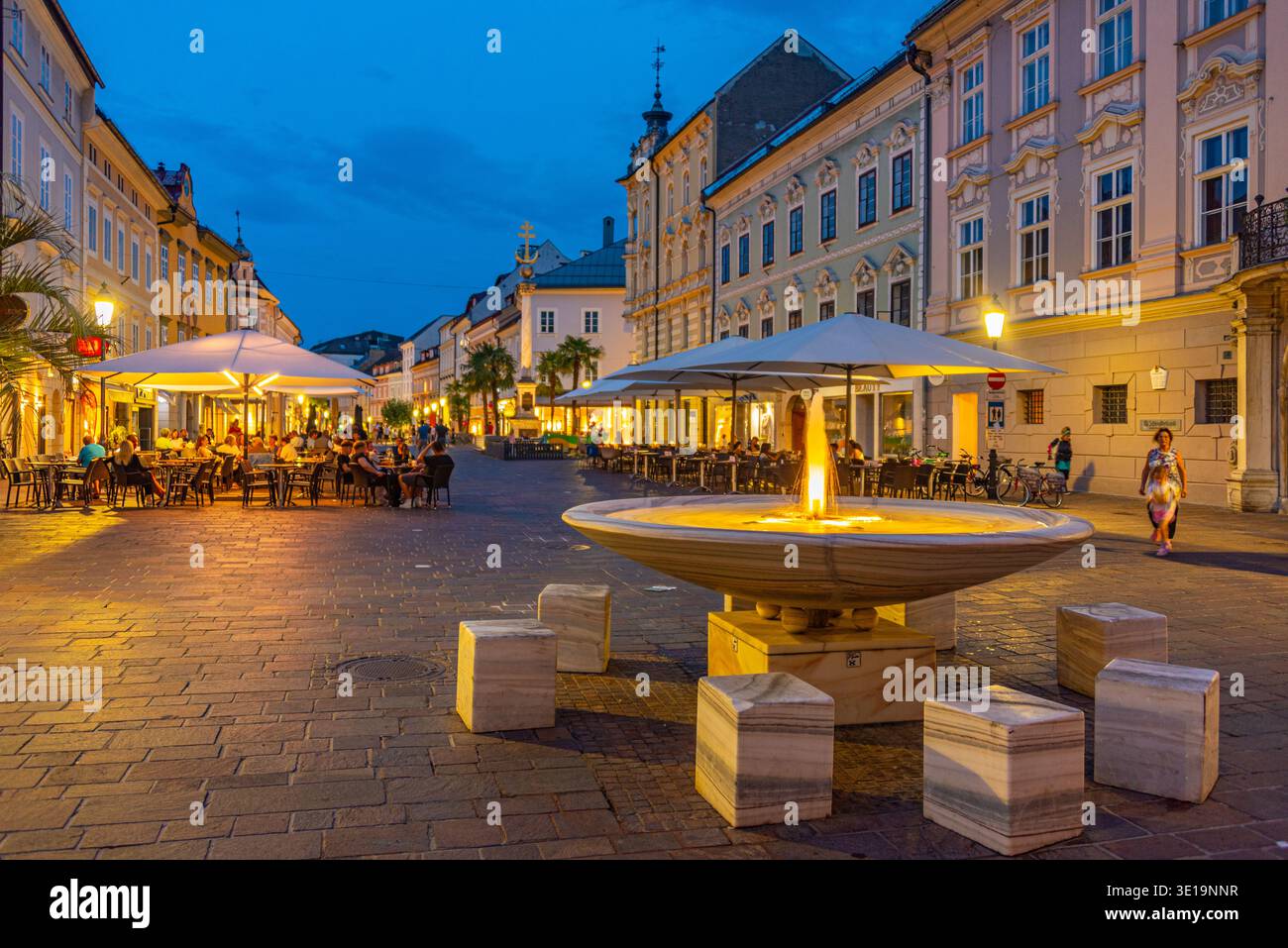 Klagenfurt, Austria, 20 agosto 2025: Vista al tramonto della vecchia piazza di Klagenfurt, Austria. IMMAGINE Foto Stock