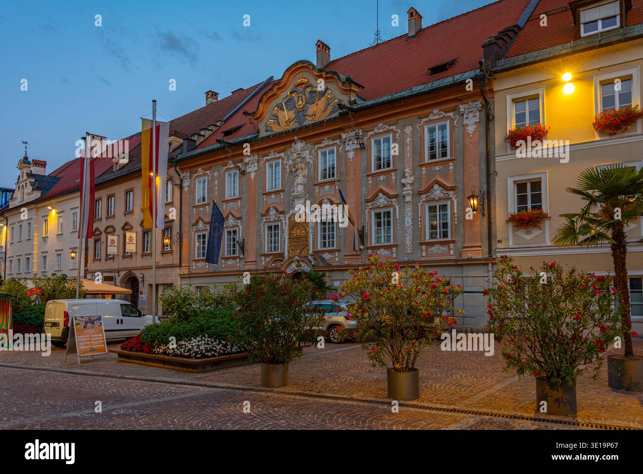 St. Veit an der Glan, Austria, 23 agosto 2025: Piazza Hauptplatz a St. Veit an der Glan in Austria. IMMAGINE Foto Stock