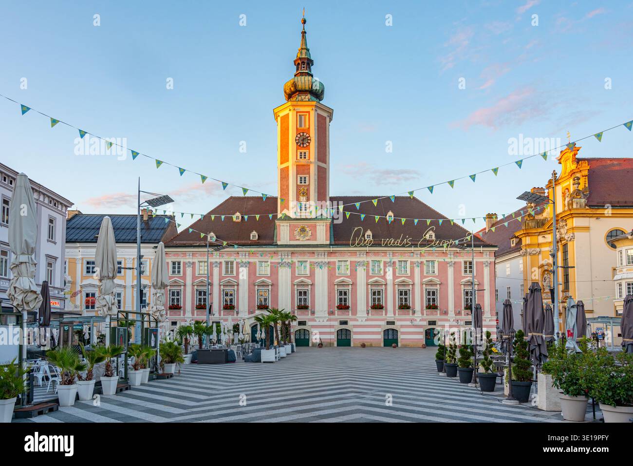 Sankt Polten, Austria, 24 agosto 2025: Vista all'alba di Rathausplatz a Sankt Polten, Austria.IMAGE Foto Stock