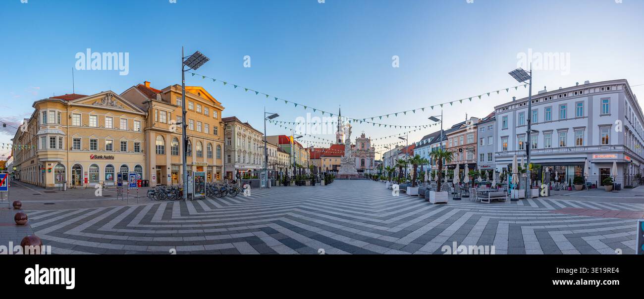 Sankt Polten, Austria, 24 agosto 2025: Vista all'alba di Rathausplatz a Sankt Polten, Austria.IMAGE Foto Stock